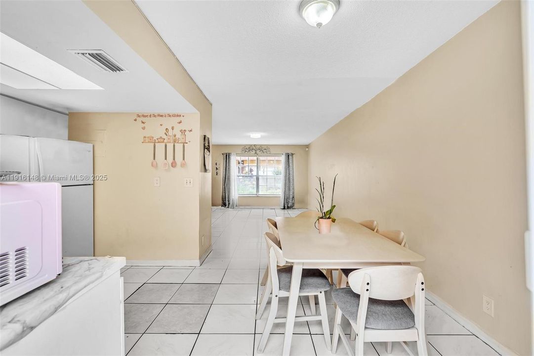 For Sale: $199,000 (2 beds, 1 baths, 940 Square Feet)