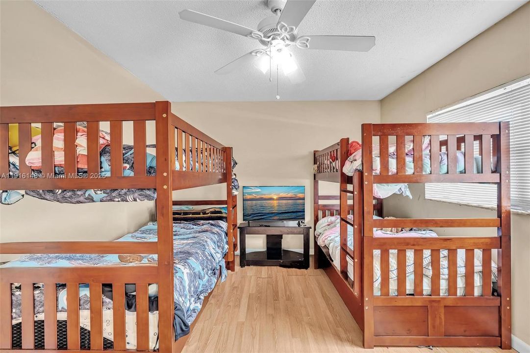 For Sale: $199,000 (2 beds, 1 baths, 940 Square Feet)