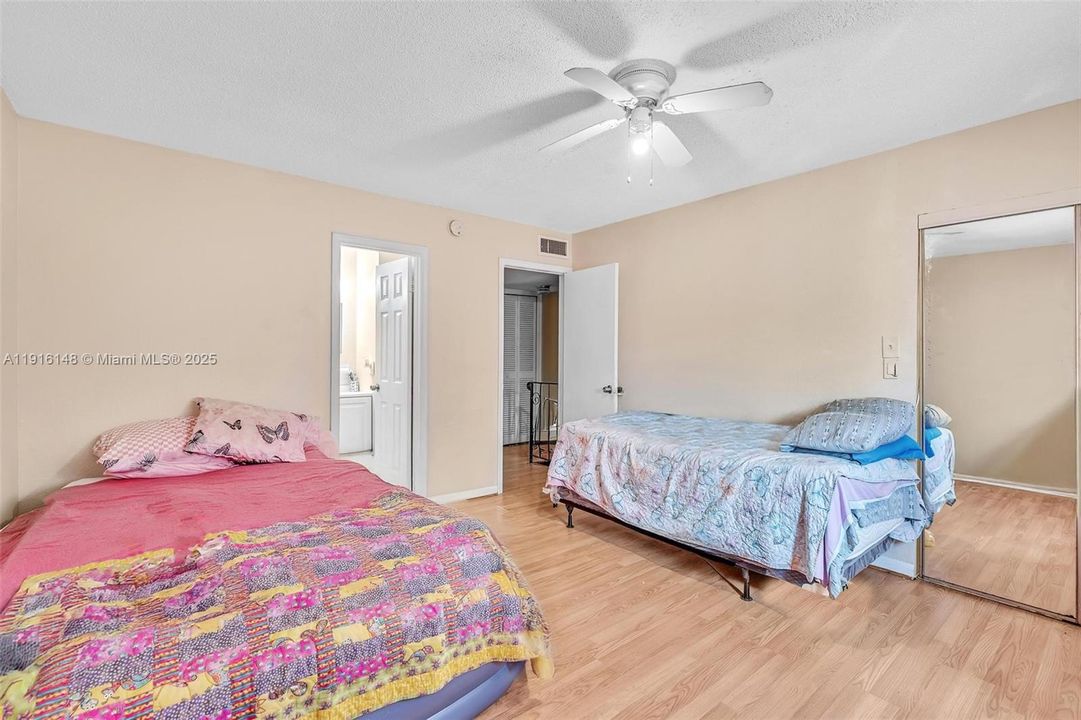 For Sale: $199,000 (2 beds, 1 baths, 940 Square Feet)