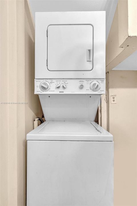 For Sale: $199,000 (2 beds, 1 baths, 940 Square Feet)