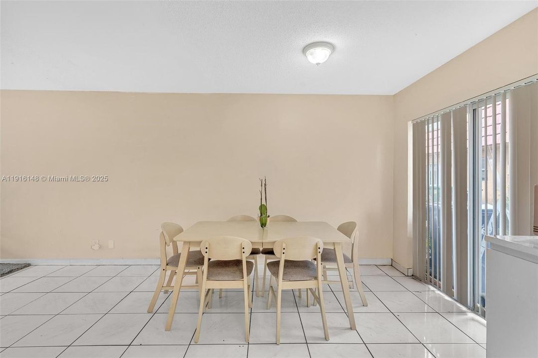 For Sale: $199,000 (2 beds, 1 baths, 940 Square Feet)