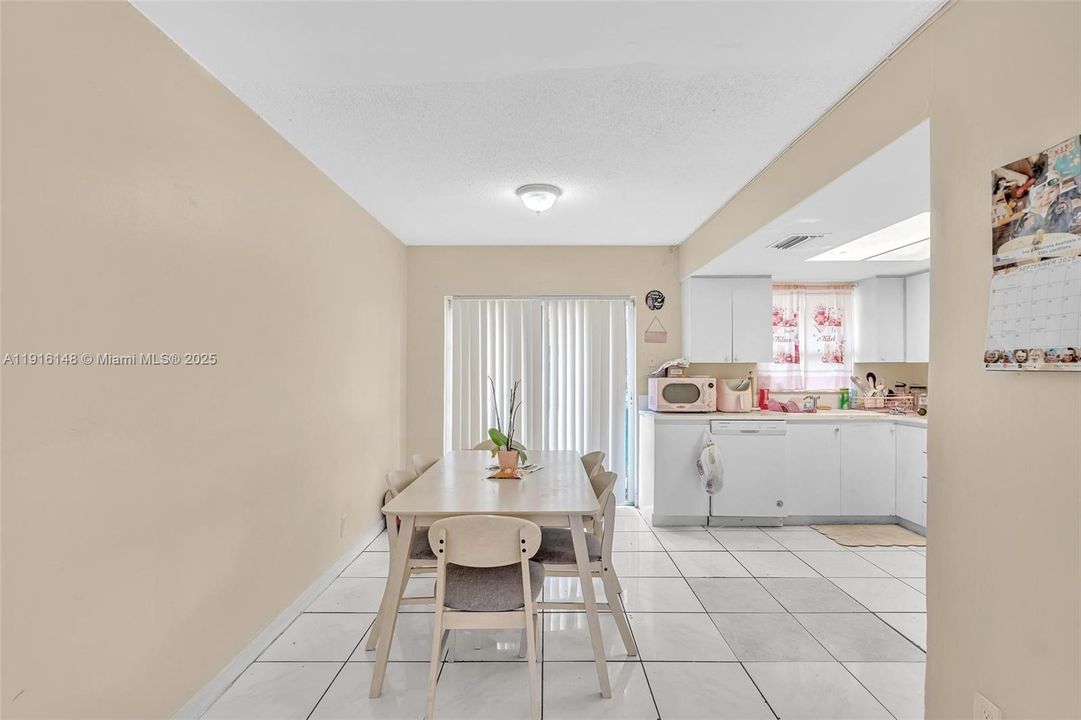 For Sale: $199,000 (2 beds, 1 baths, 940 Square Feet)