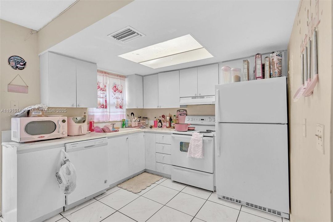 For Sale: $199,000 (2 beds, 1 baths, 940 Square Feet)