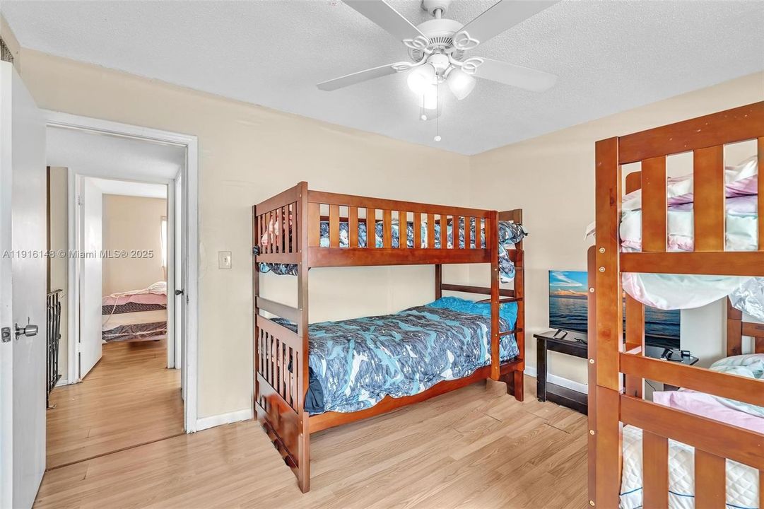 For Sale: $199,000 (2 beds, 1 baths, 940 Square Feet)