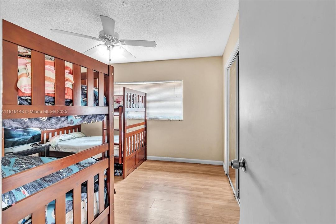 For Sale: $199,000 (2 beds, 1 baths, 940 Square Feet)