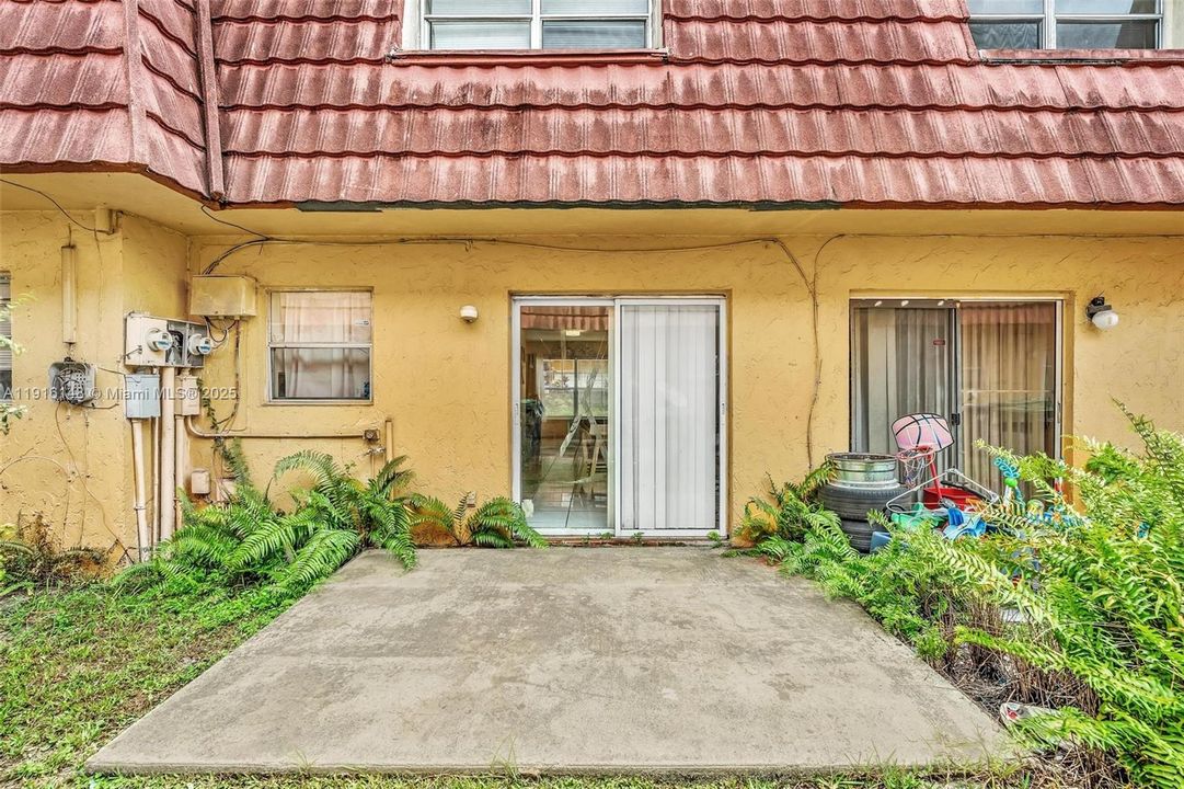 For Sale: $199,000 (2 beds, 1 baths, 940 Square Feet)