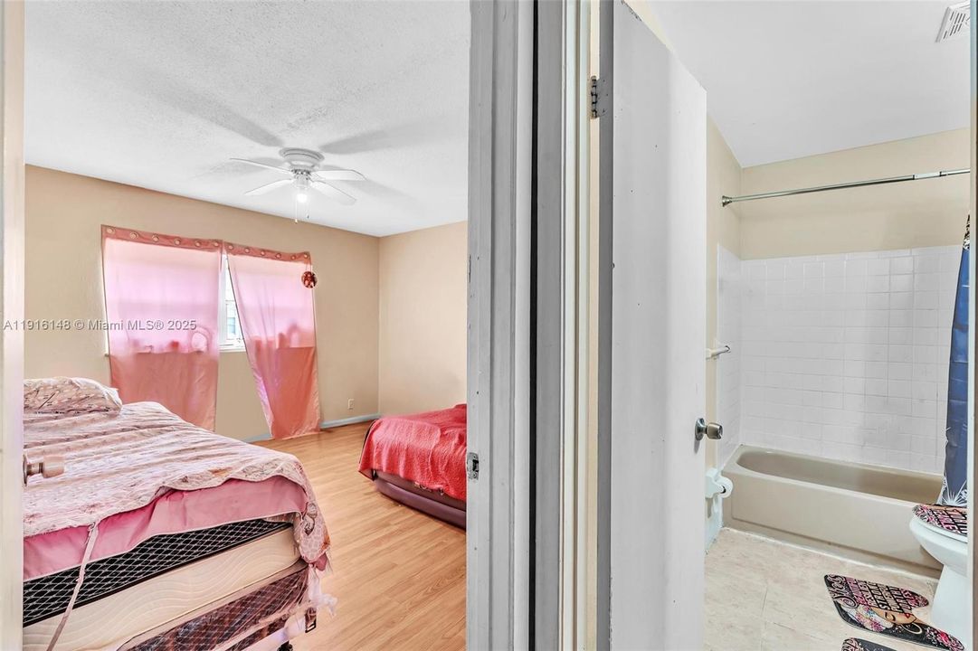 For Sale: $199,000 (2 beds, 1 baths, 940 Square Feet)