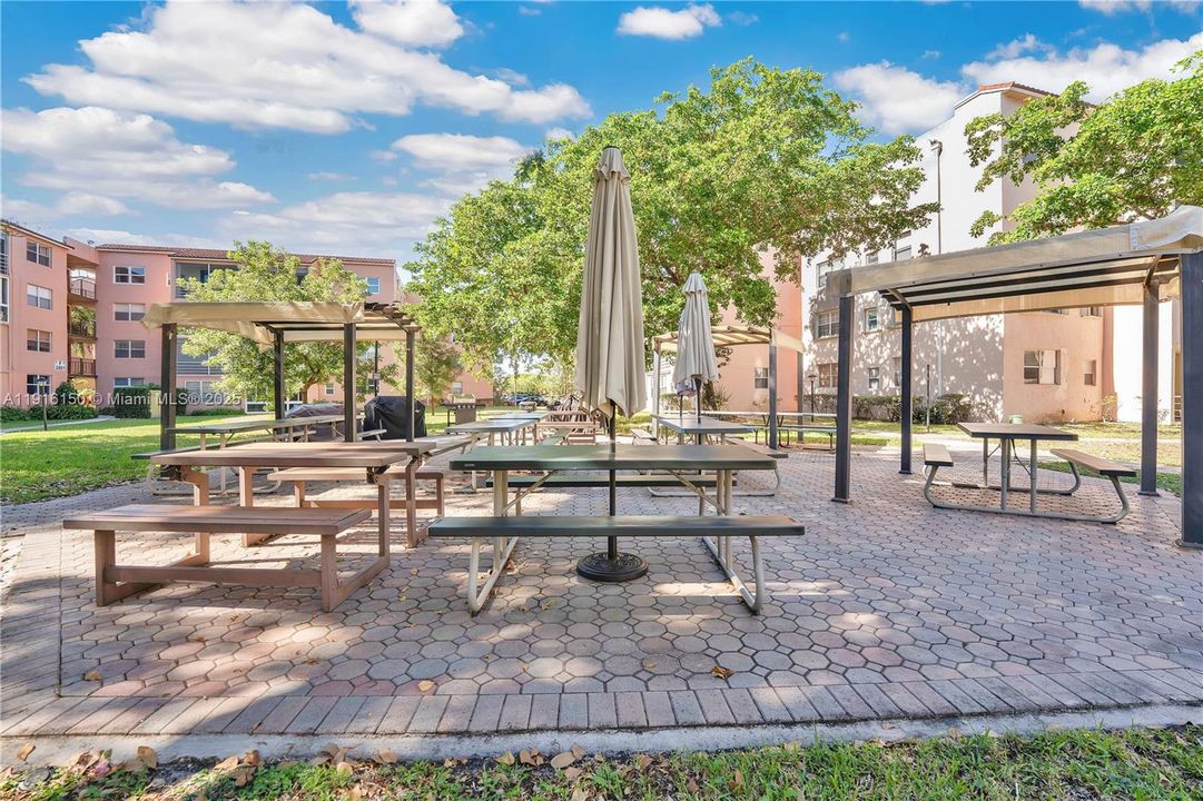 For Sale: $140,000 (2 beds, 2 baths, 865 Square Feet)