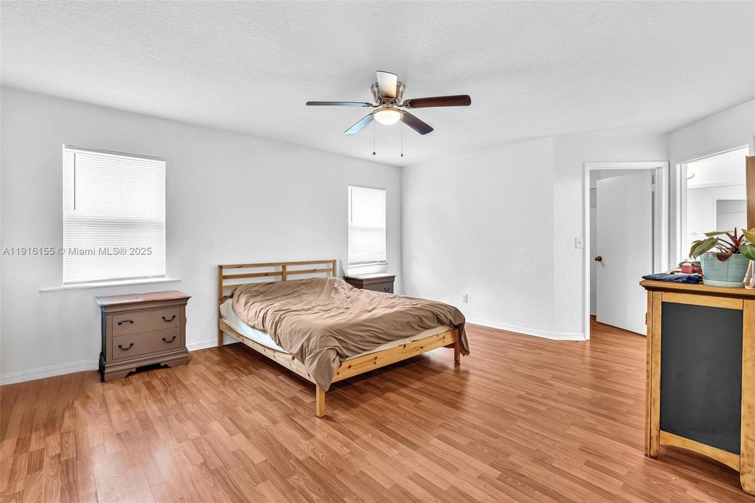 待售: $840,000 (4 贝兹, 2 浴室, 2450 平方英尺)