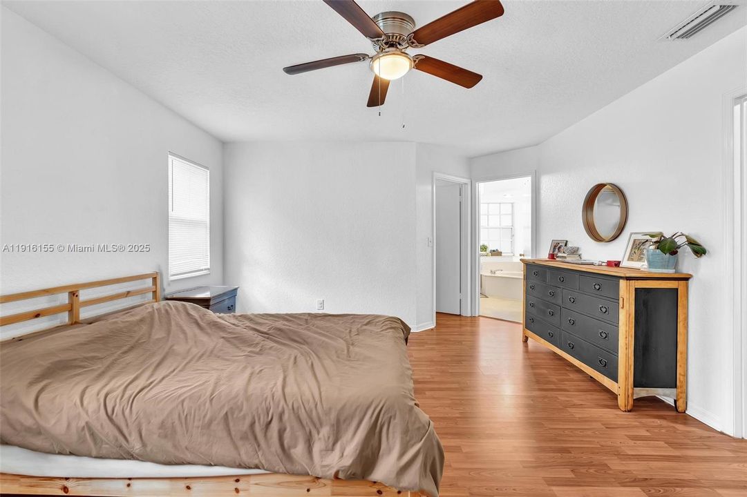 待售: $840,000 (4 贝兹, 2 浴室, 2450 平方英尺)