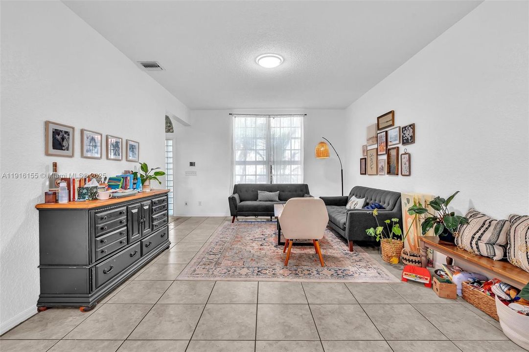 待售: $840,000 (4 贝兹, 2 浴室, 2450 平方英尺)