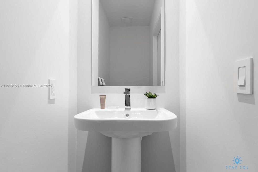 For Sale: $597,000 (1 beds, 1 baths, 702 Square Feet)