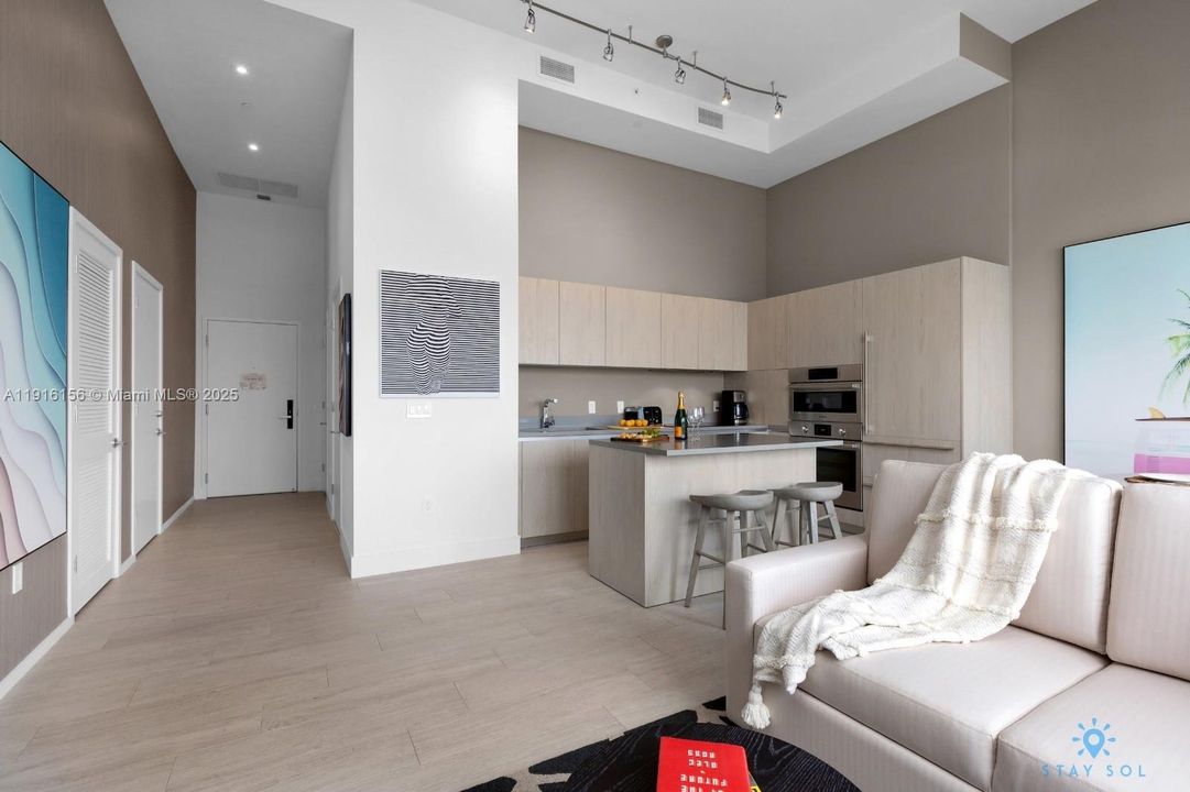 For Sale: $597,000 (1 beds, 1 baths, 702 Square Feet)