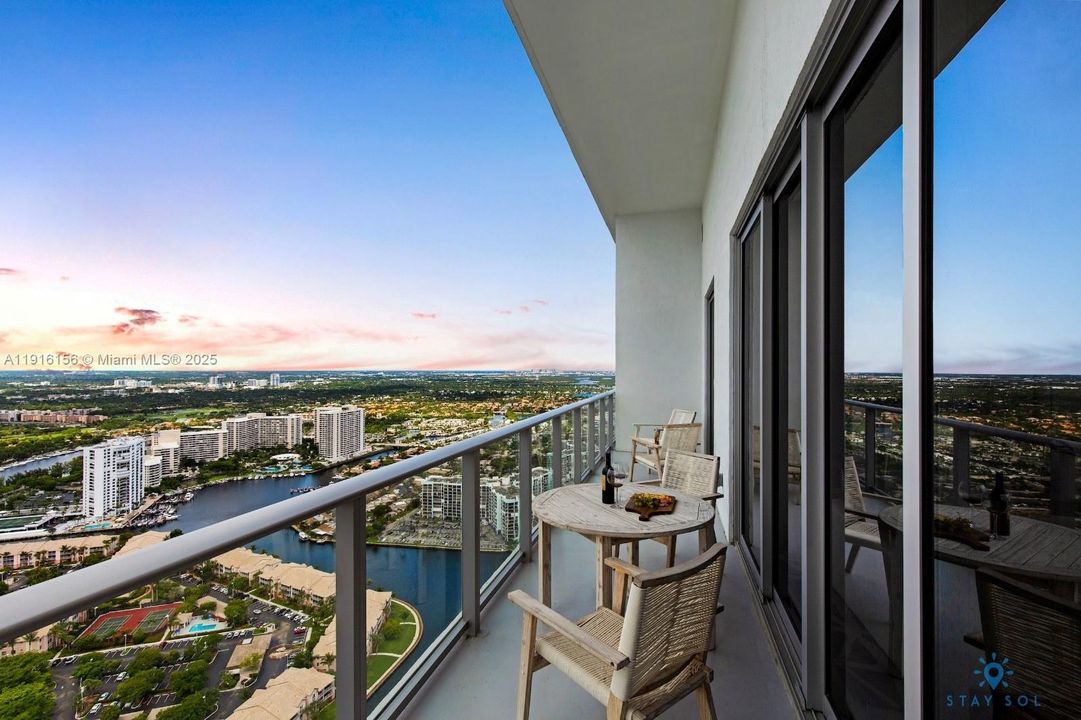 For Sale: $597,000 (1 beds, 1 baths, 702 Square Feet)
