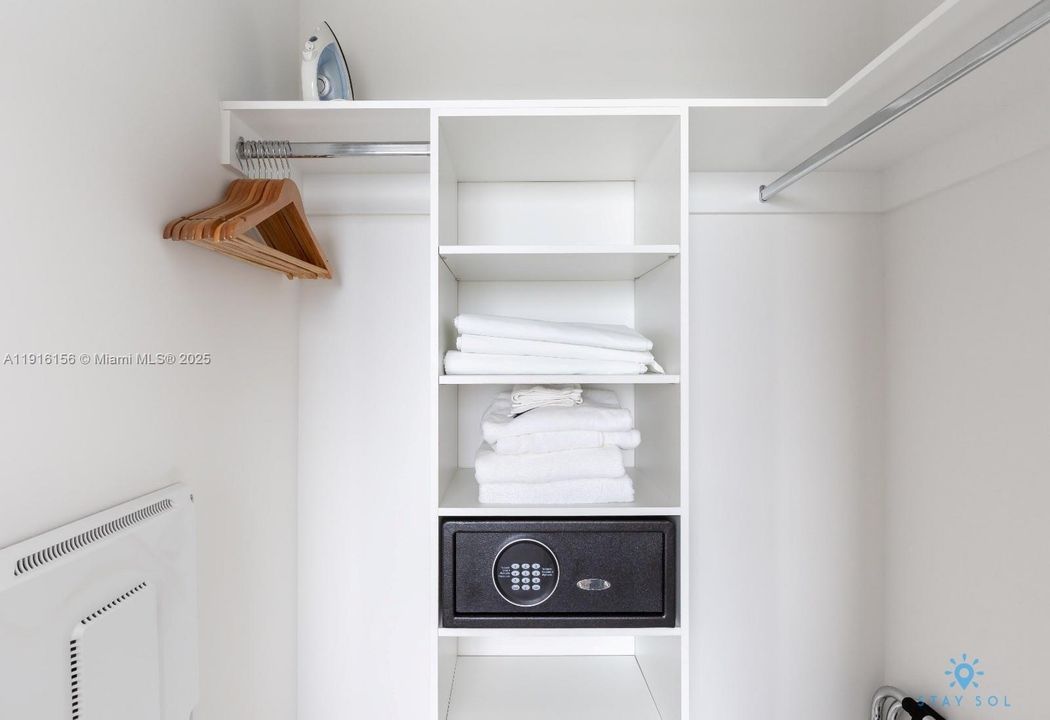 For Sale: $597,000 (1 beds, 1 baths, 702 Square Feet)