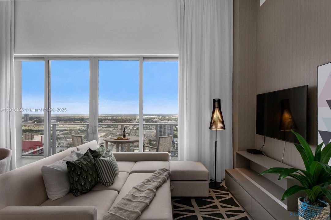 For Sale: $597,000 (1 beds, 1 baths, 702 Square Feet)