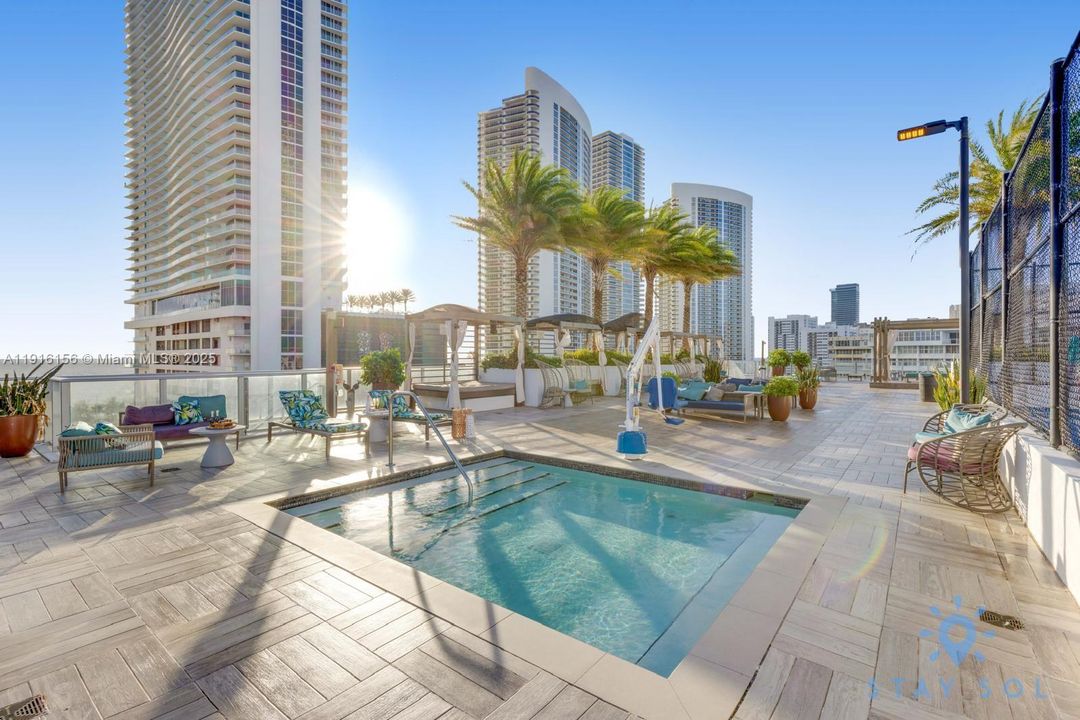 For Sale: $597,000 (1 beds, 1 baths, 702 Square Feet)