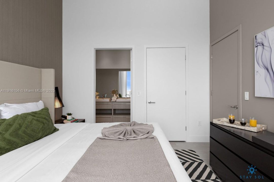 For Sale: $597,000 (1 beds, 1 baths, 702 Square Feet)