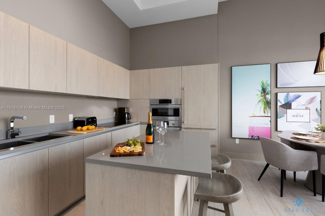 For Sale: $597,000 (1 beds, 1 baths, 702 Square Feet)