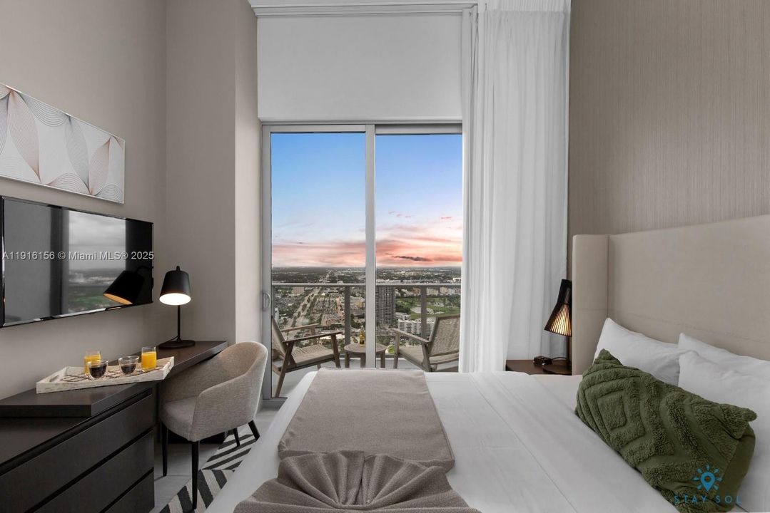 For Sale: $597,000 (1 beds, 1 baths, 702 Square Feet)