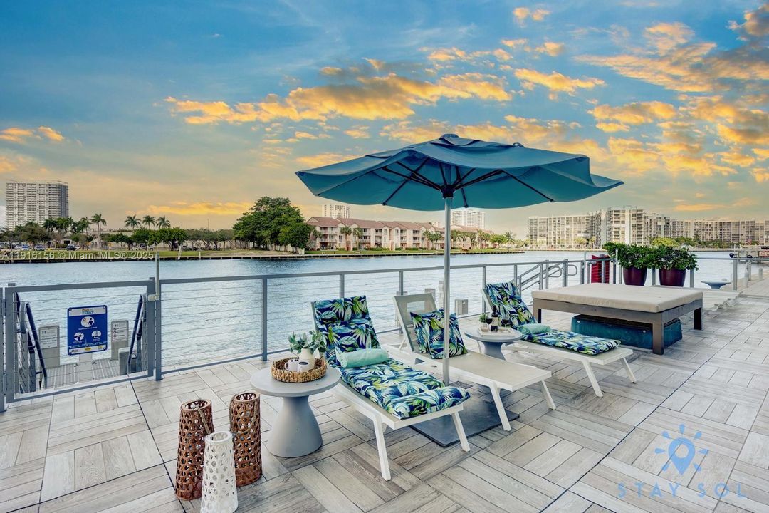 For Sale: $597,000 (1 beds, 1 baths, 702 Square Feet)