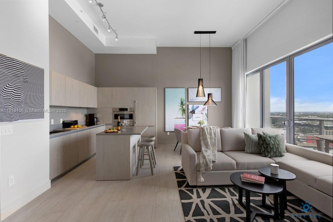 For Sale: $597,000 (1 beds, 1 baths, 702 Square Feet)