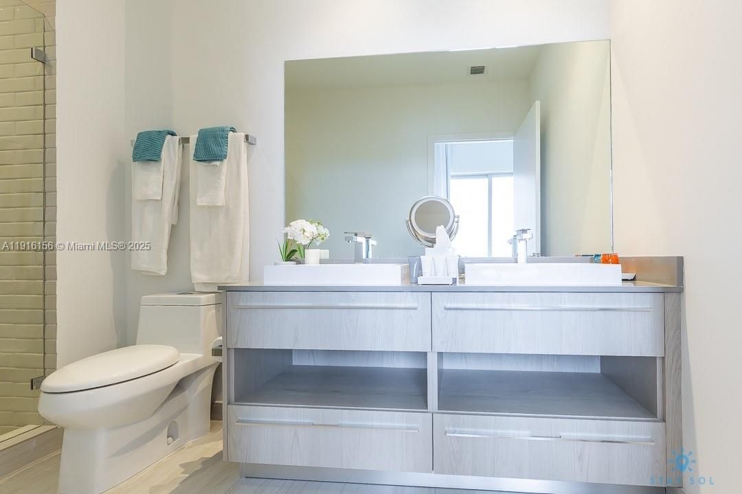 For Sale: $597,000 (1 beds, 1 baths, 702 Square Feet)