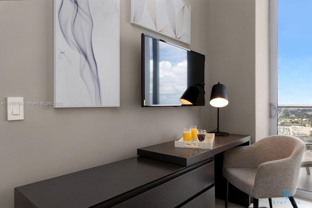 For Sale: $597,000 (1 beds, 1 baths, 702 Square Feet)