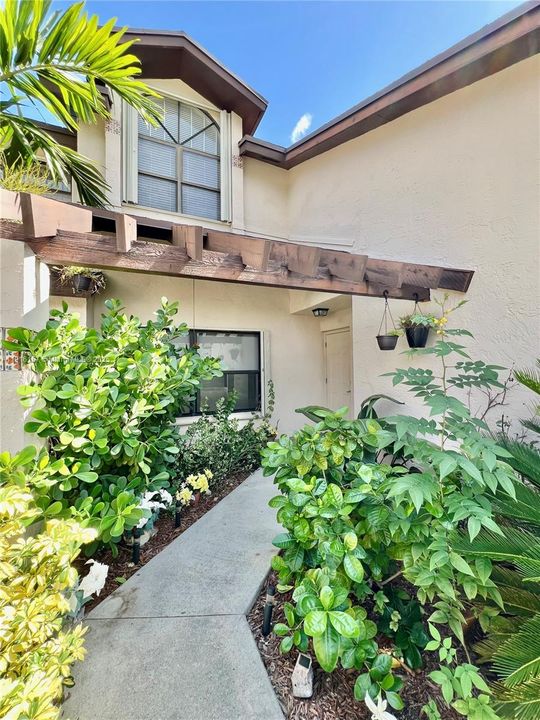 Под контрактом: $3,100 (3 спален, 2 ванн, 1819 Квадратных фут)