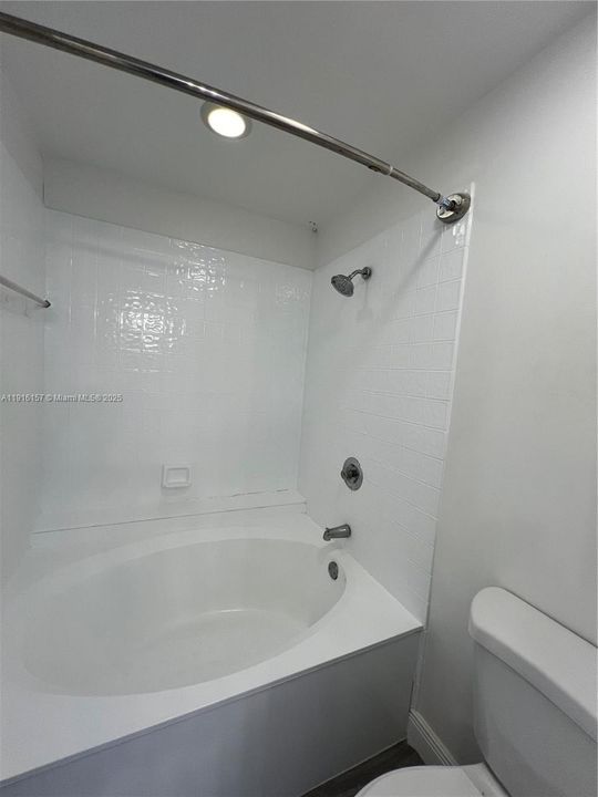 Под контрактом: $3,100 (3 спален, 2 ванн, 1819 Квадратных фут)