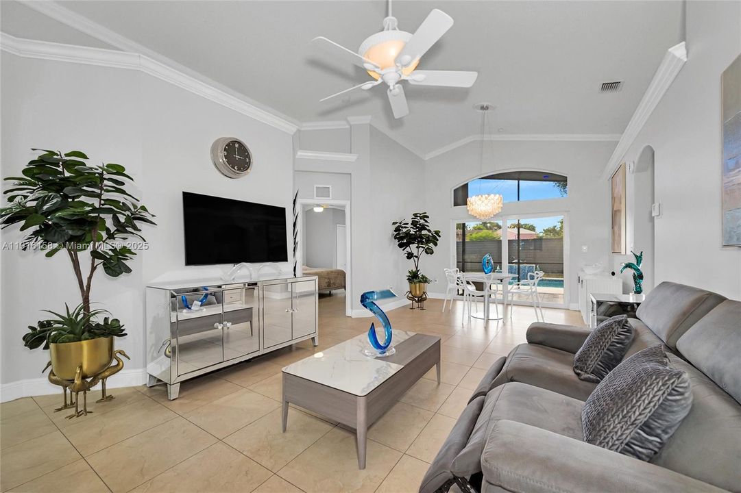 На продажу: $699,000 (3 спален, 2 ванн, 1196 Квадратных фут)