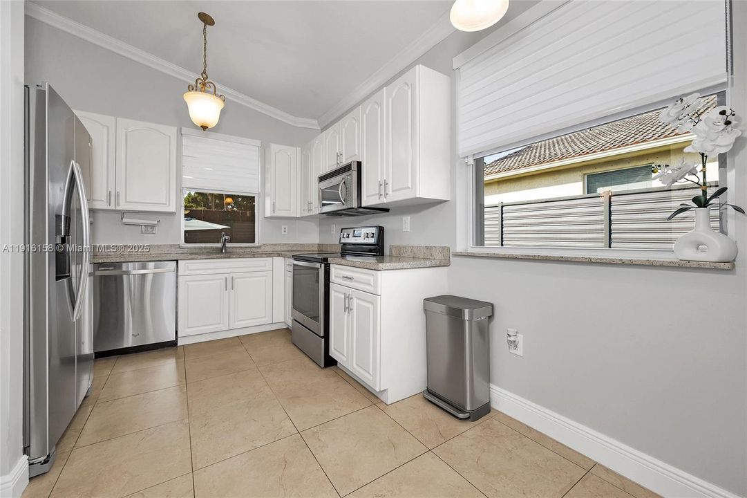 На продажу: $699,000 (3 спален, 2 ванн, 1196 Квадратных фут)