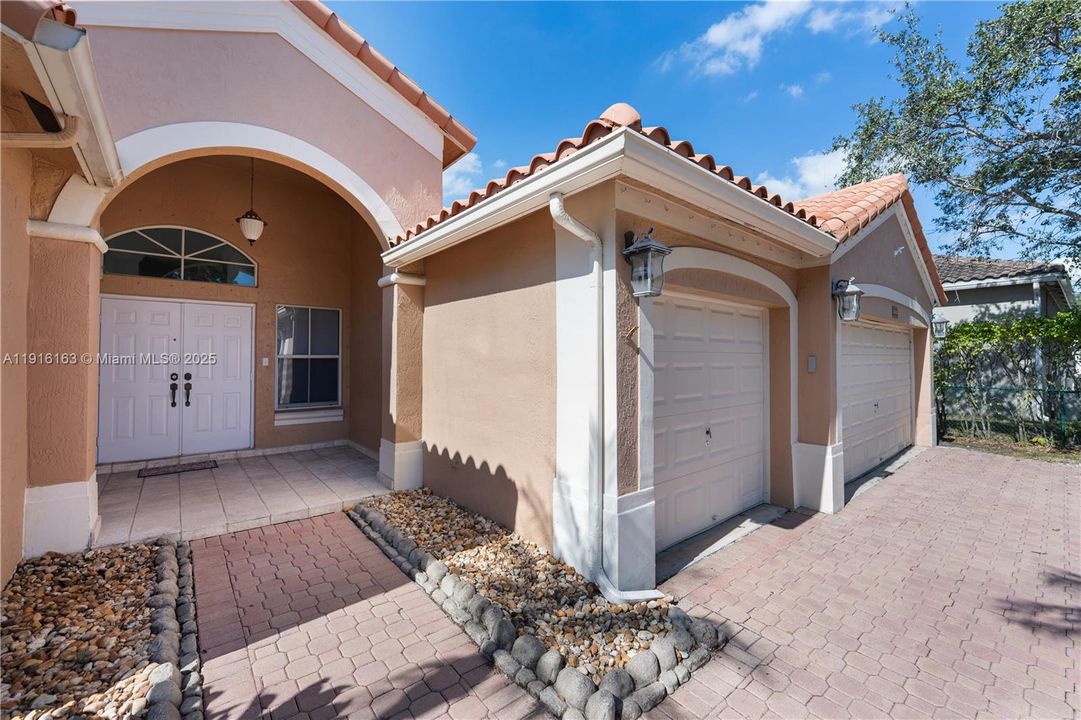 Active With Contract: $5,000 (5 beds, 3 baths, 2670 Square Feet)