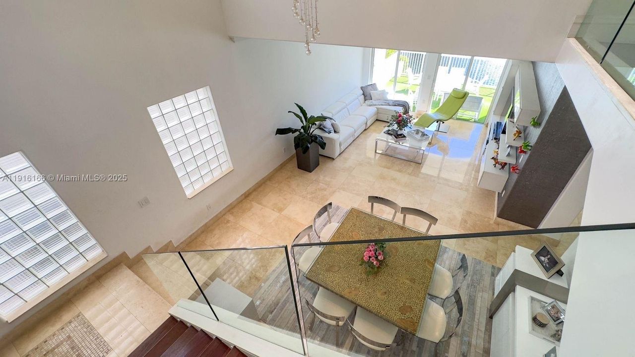 En Venta: $1,499,900 (3 camas, 2 baños, 2315 Pies cuadrados)