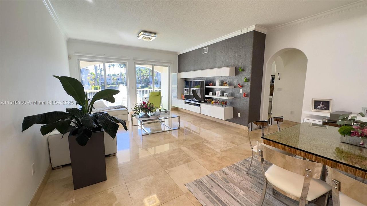 En Venta: $1,499,900 (3 camas, 2 baños, 2315 Pies cuadrados)