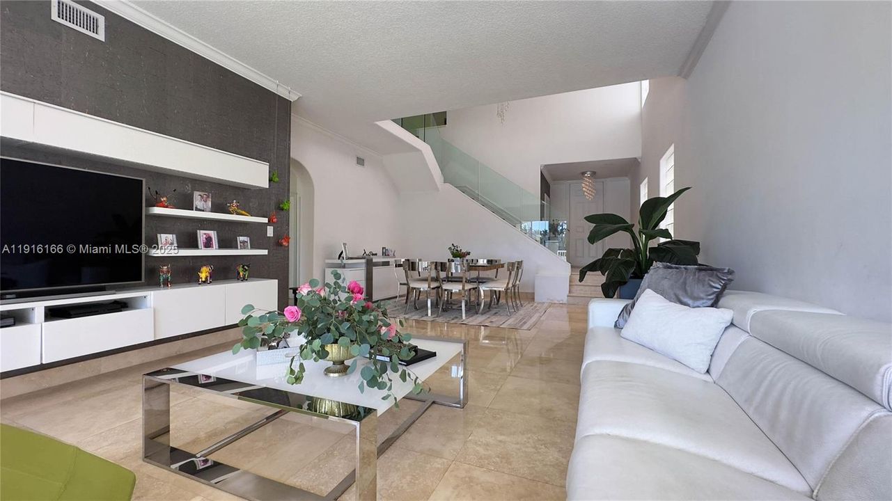 En Venta: $1,499,900 (3 camas, 2 baños, 2315 Pies cuadrados)