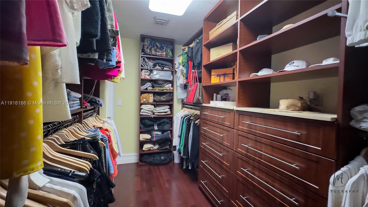 En Venta: $1,499,900 (3 camas, 2 baños, 2315 Pies cuadrados)