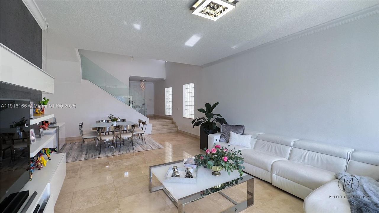 En Venta: $1,499,900 (3 camas, 2 baños, 2315 Pies cuadrados)