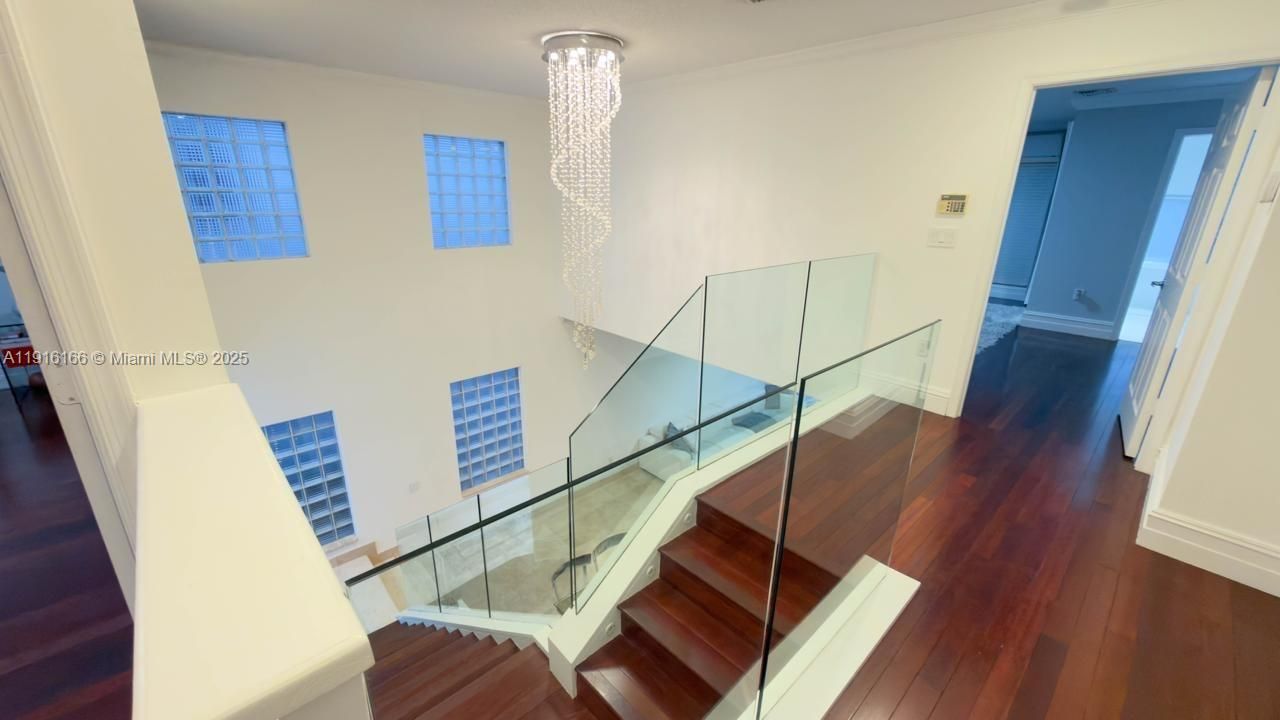 En Venta: $1,499,900 (3 camas, 2 baños, 2315 Pies cuadrados)