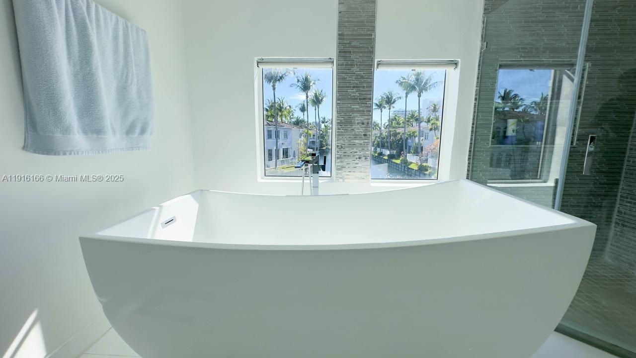 En Venta: $1,499,900 (3 camas, 2 baños, 2315 Pies cuadrados)