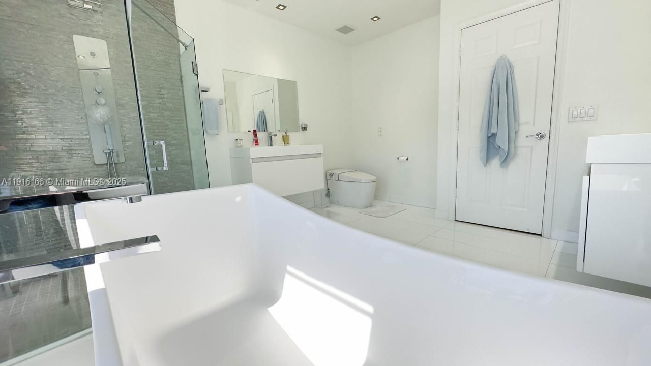 En Venta: $1,499,900 (3 camas, 2 baños, 2315 Pies cuadrados)