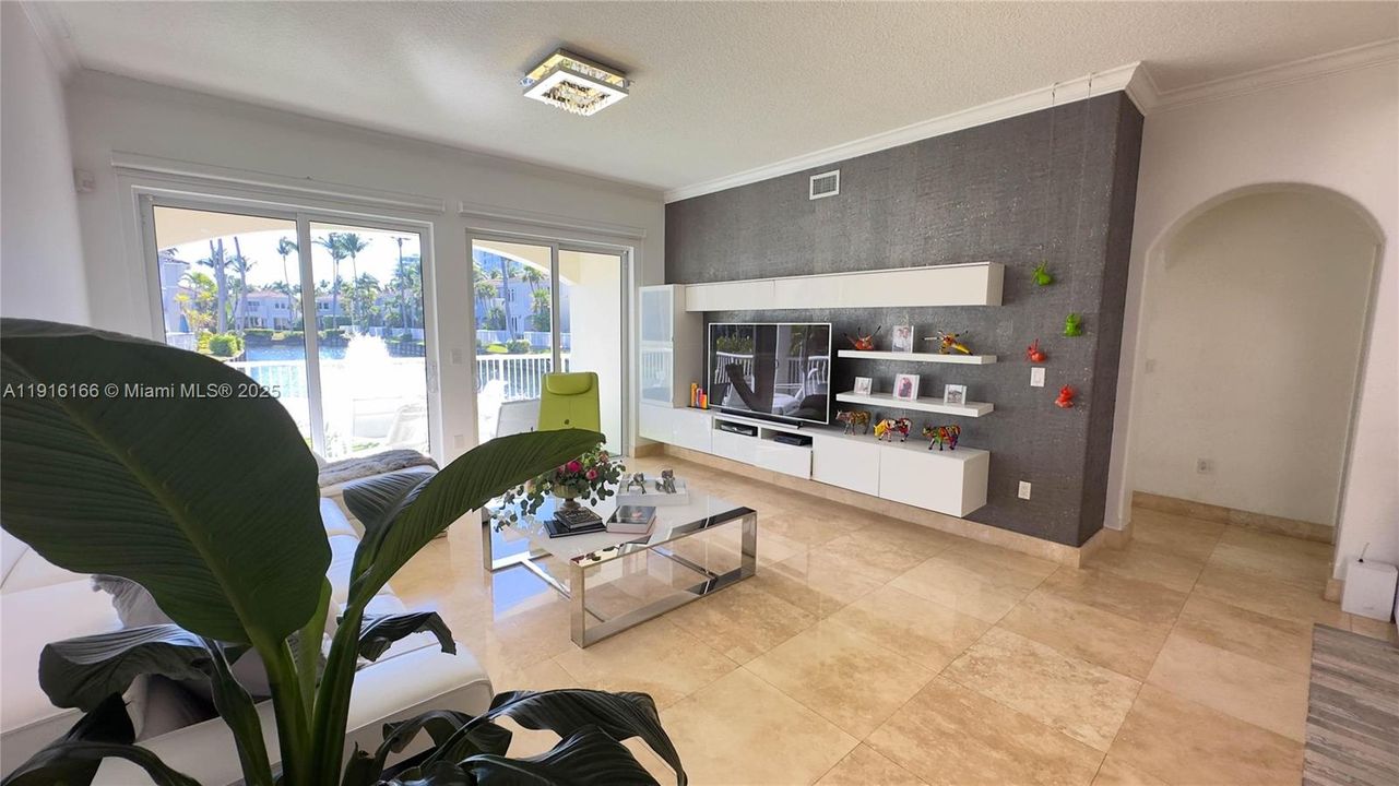 En Venta: $1,499,900 (3 camas, 2 baños, 2315 Pies cuadrados)