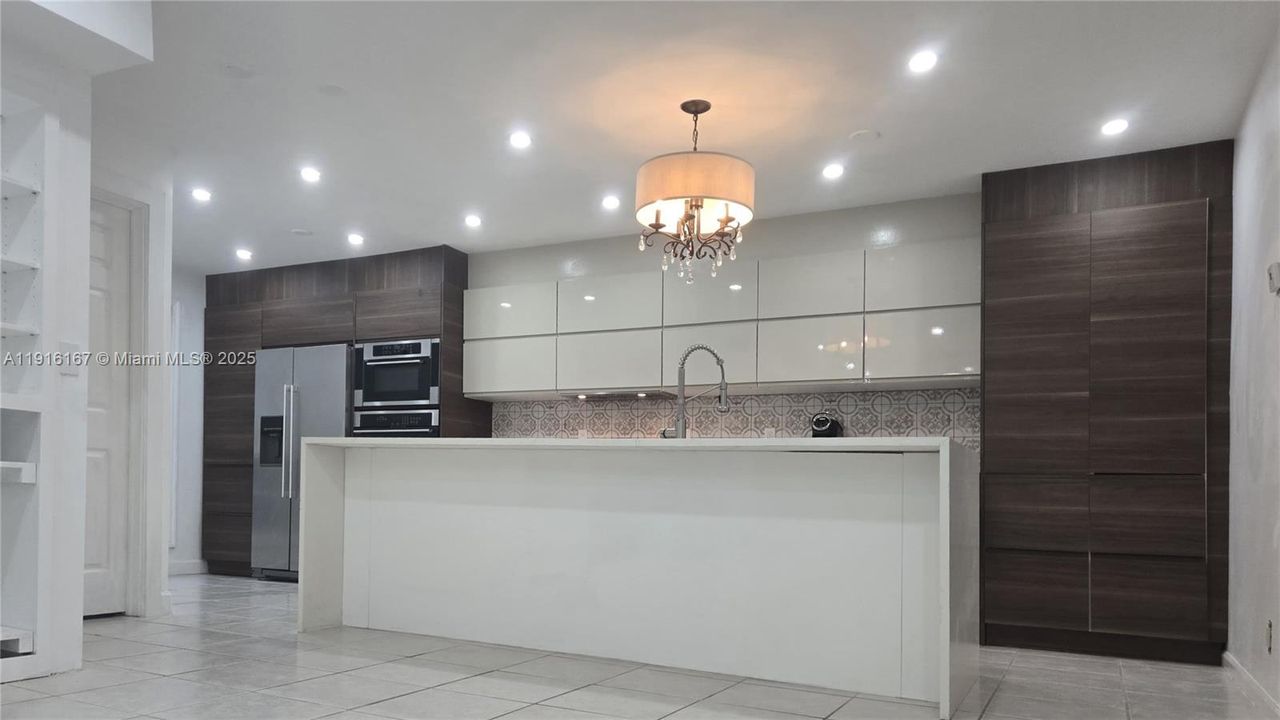 Active With Contract: $2,675 (2 beds, 2 baths, 1536 Square Feet)