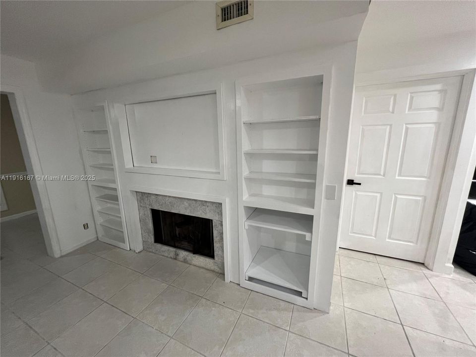 Active With Contract: $2,675 (2 beds, 2 baths, 1536 Square Feet)