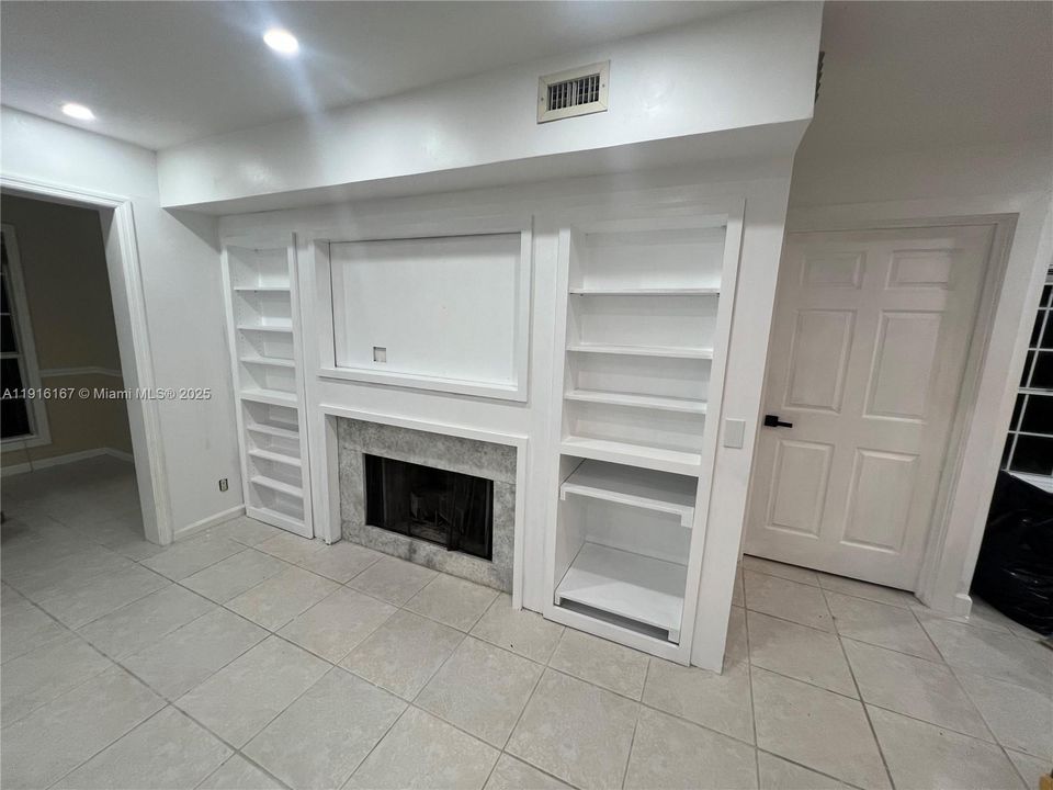 Active With Contract: $2,675 (2 beds, 2 baths, 1536 Square Feet)