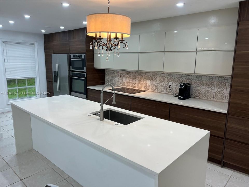 Active With Contract: $2,675 (2 beds, 2 baths, 1536 Square Feet)