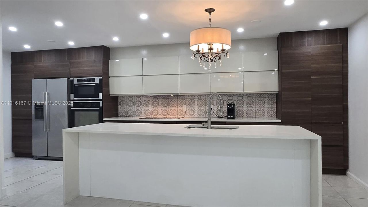 Active With Contract: $2,675 (2 beds, 2 baths, 1536 Square Feet)