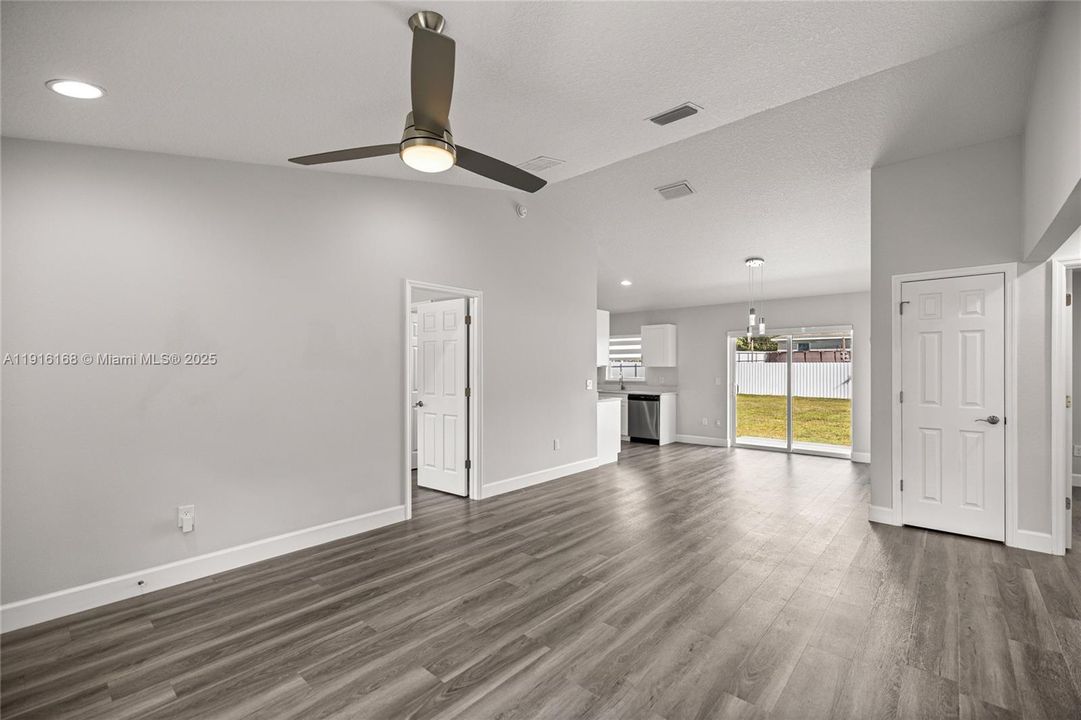 En Venta: $219,000 (3 camas, 2 baños, 1130 Pies cuadrados)