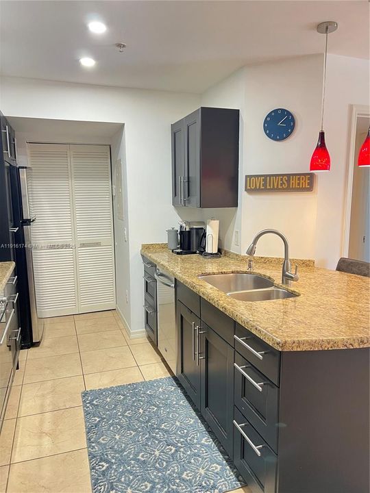 For Rent: $2,350 (2 beds, 2 baths, 820 Square Feet)