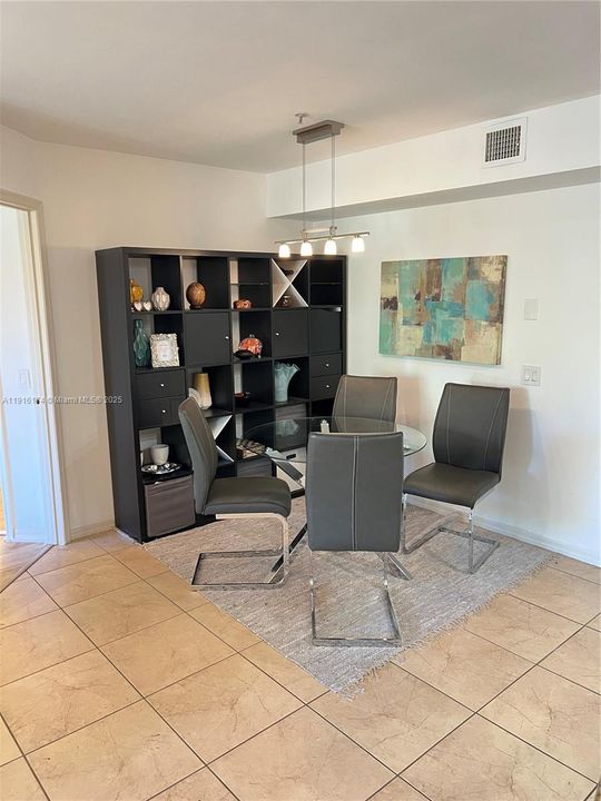 For Rent: $2,350 (2 beds, 2 baths, 820 Square Feet)